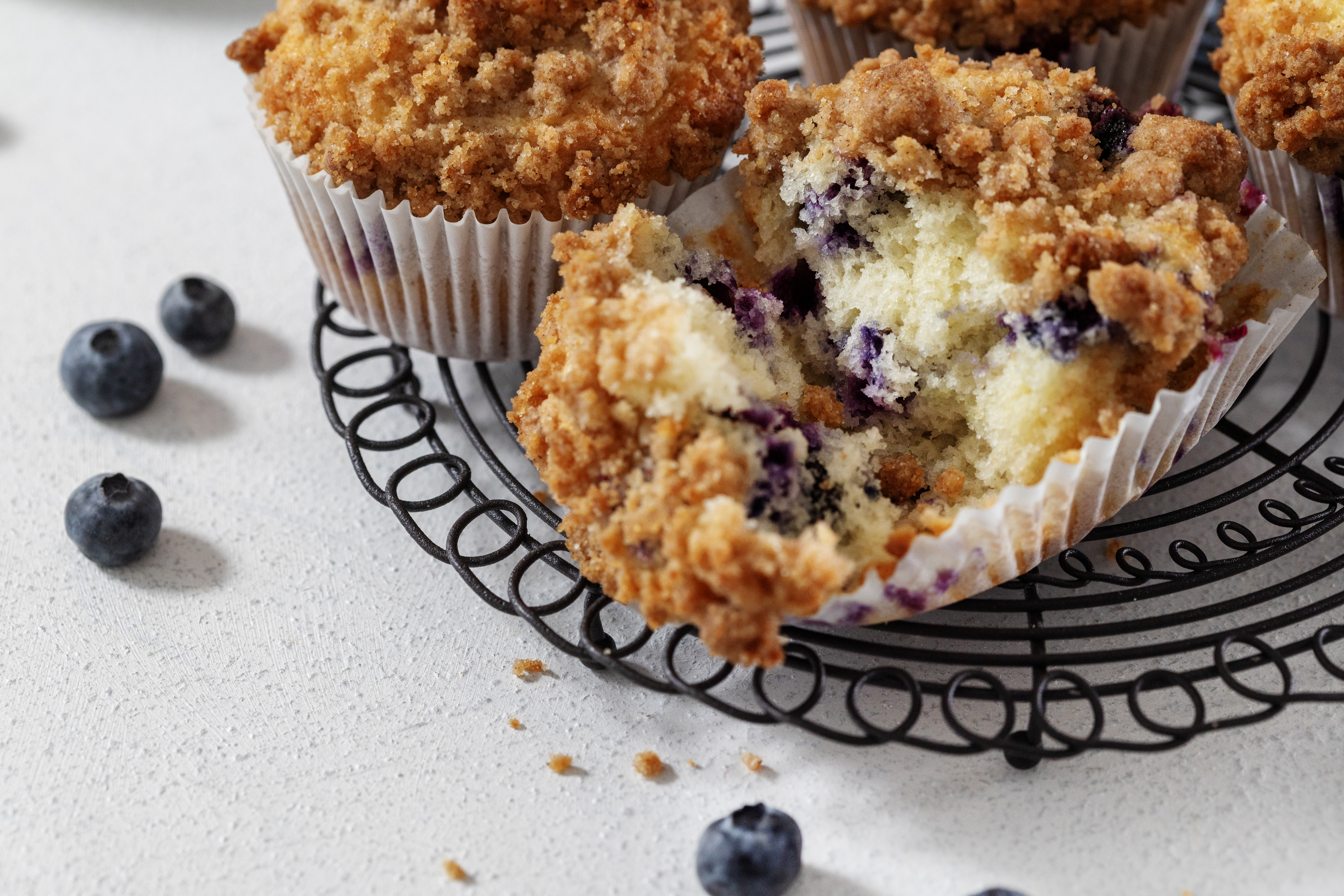 blueberry muffins with crumb topping