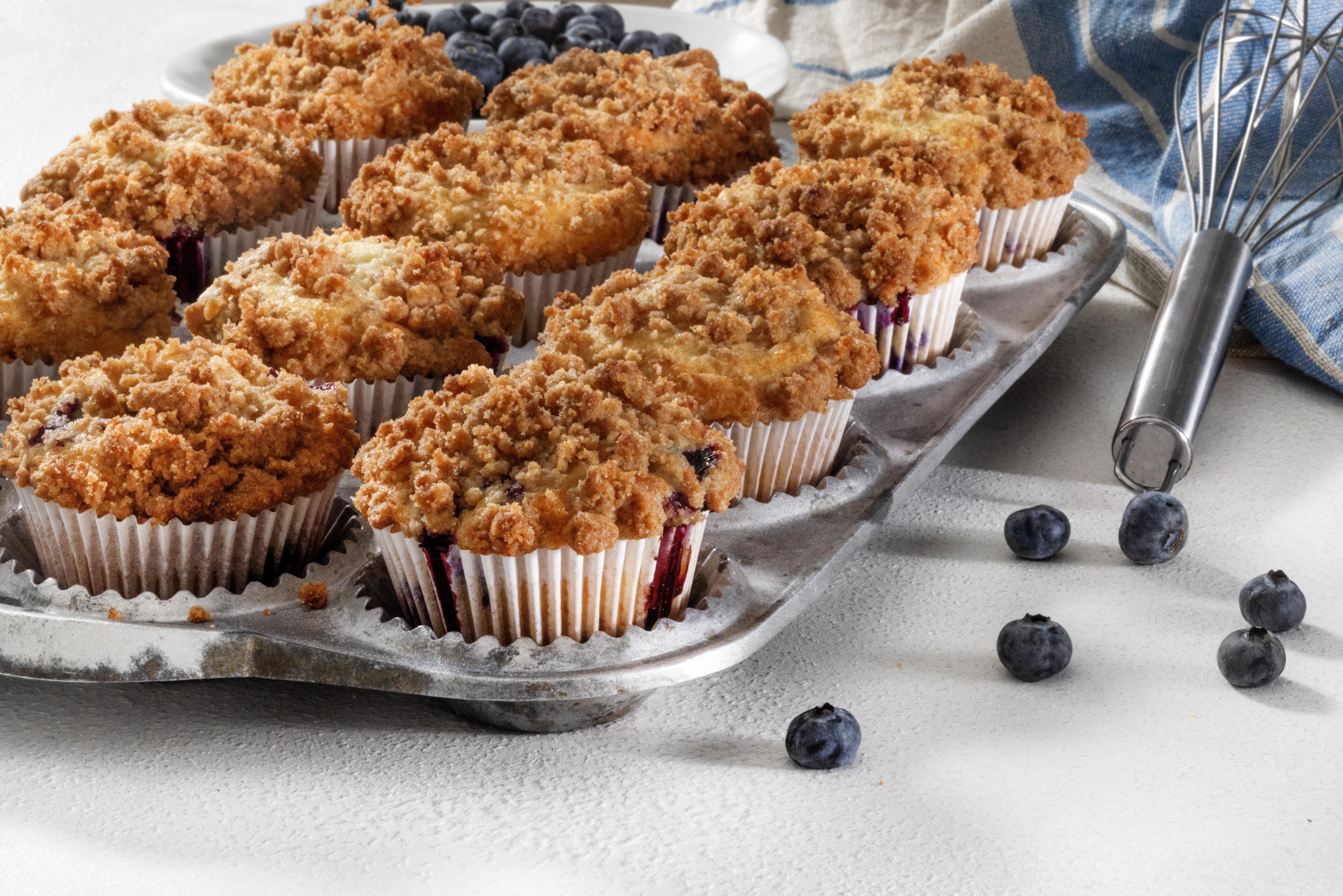 blueberry muffins with crumb topping