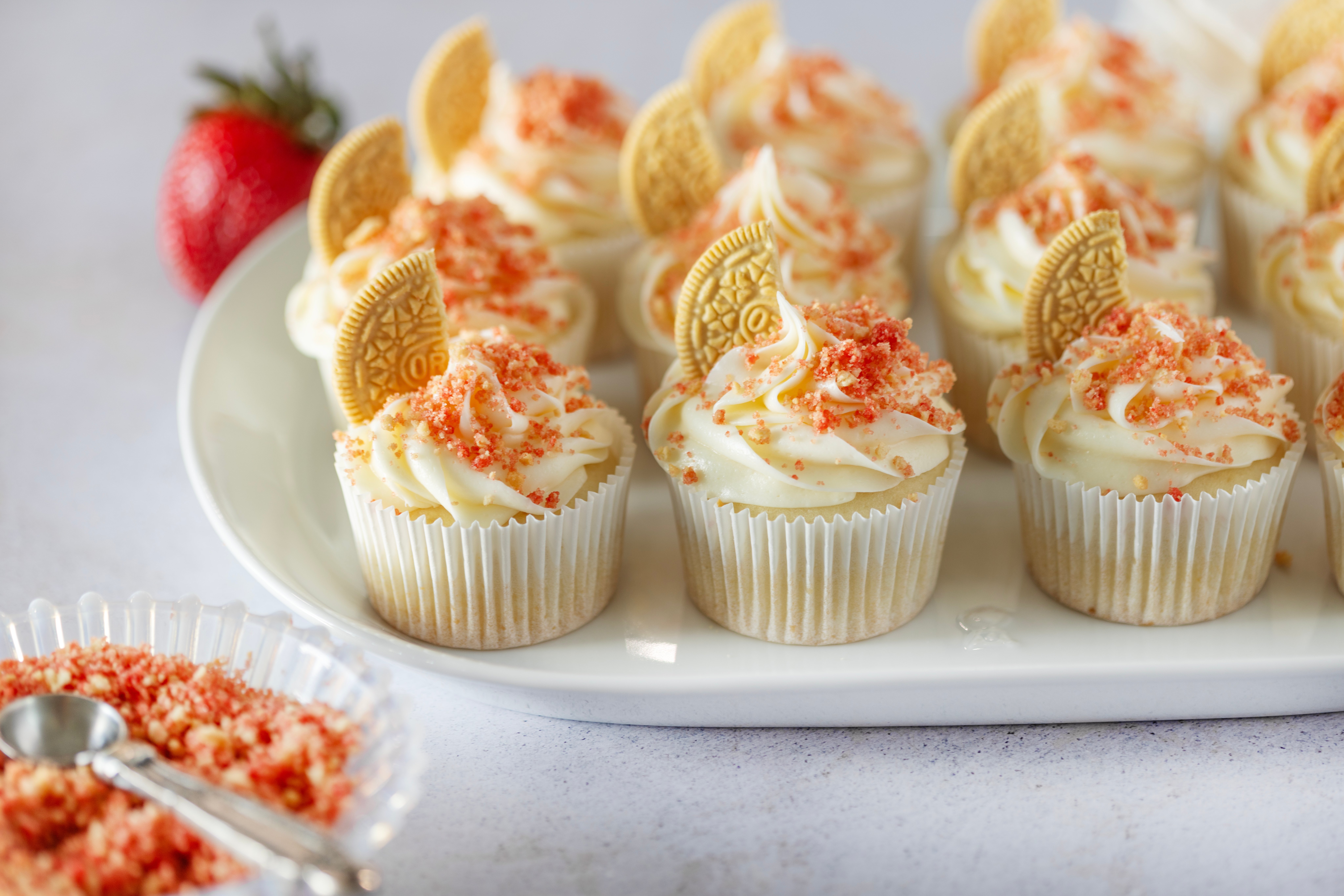 Easy Strawberry Crunch Cupcakes