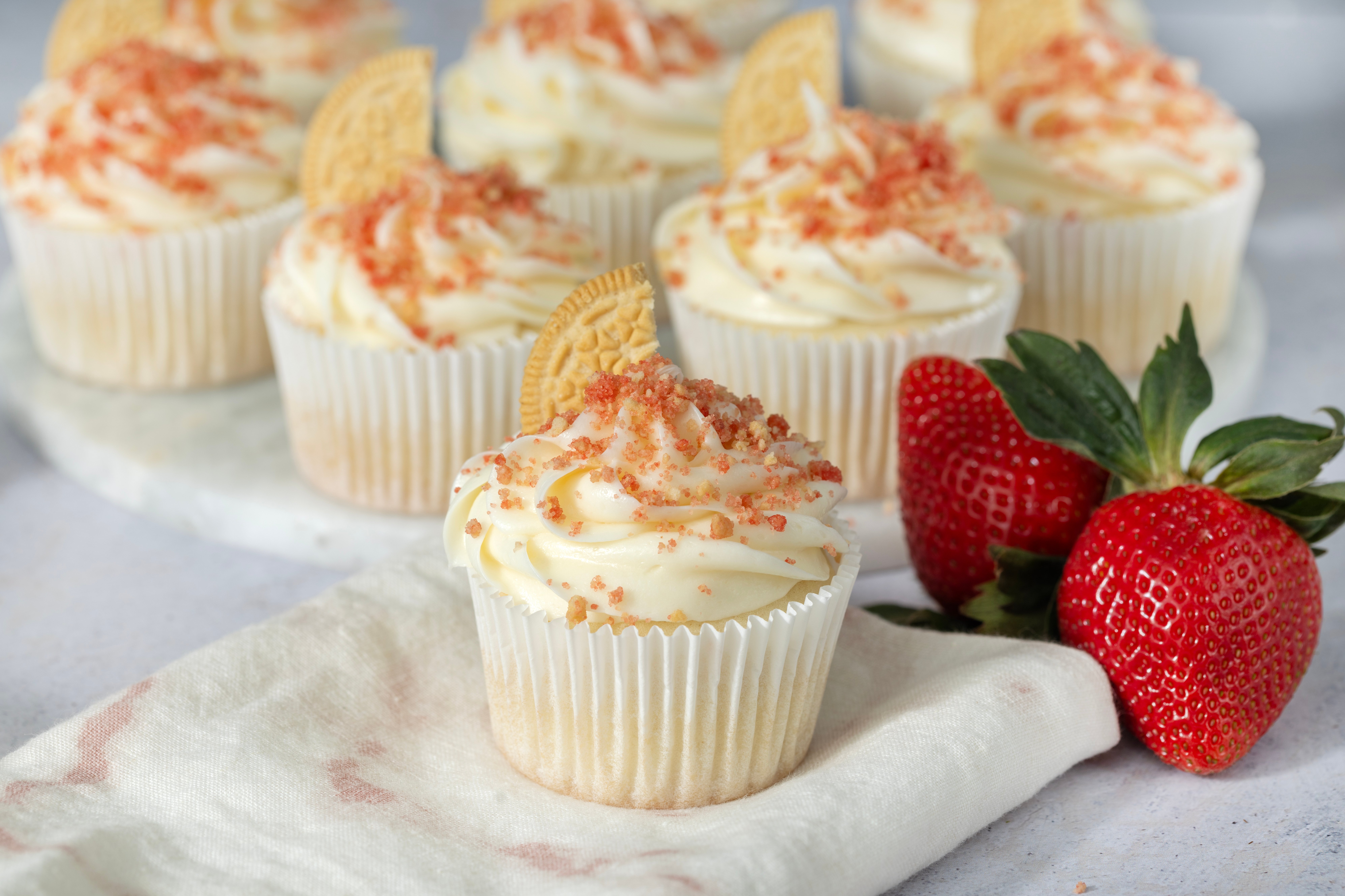 Easy Strawberry Crunch Cupcakes
