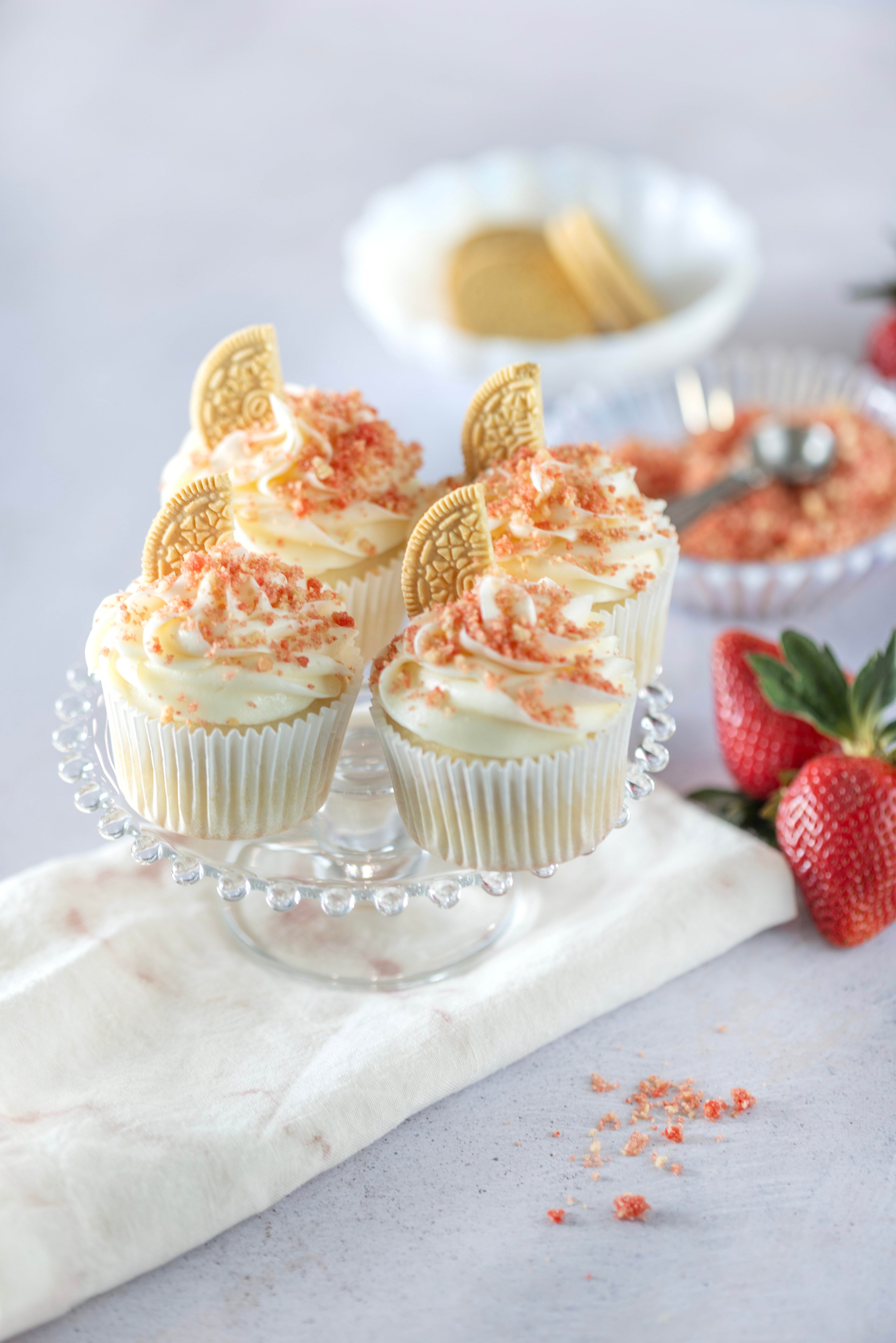 Easy Strawberry Crunch Cupcakes