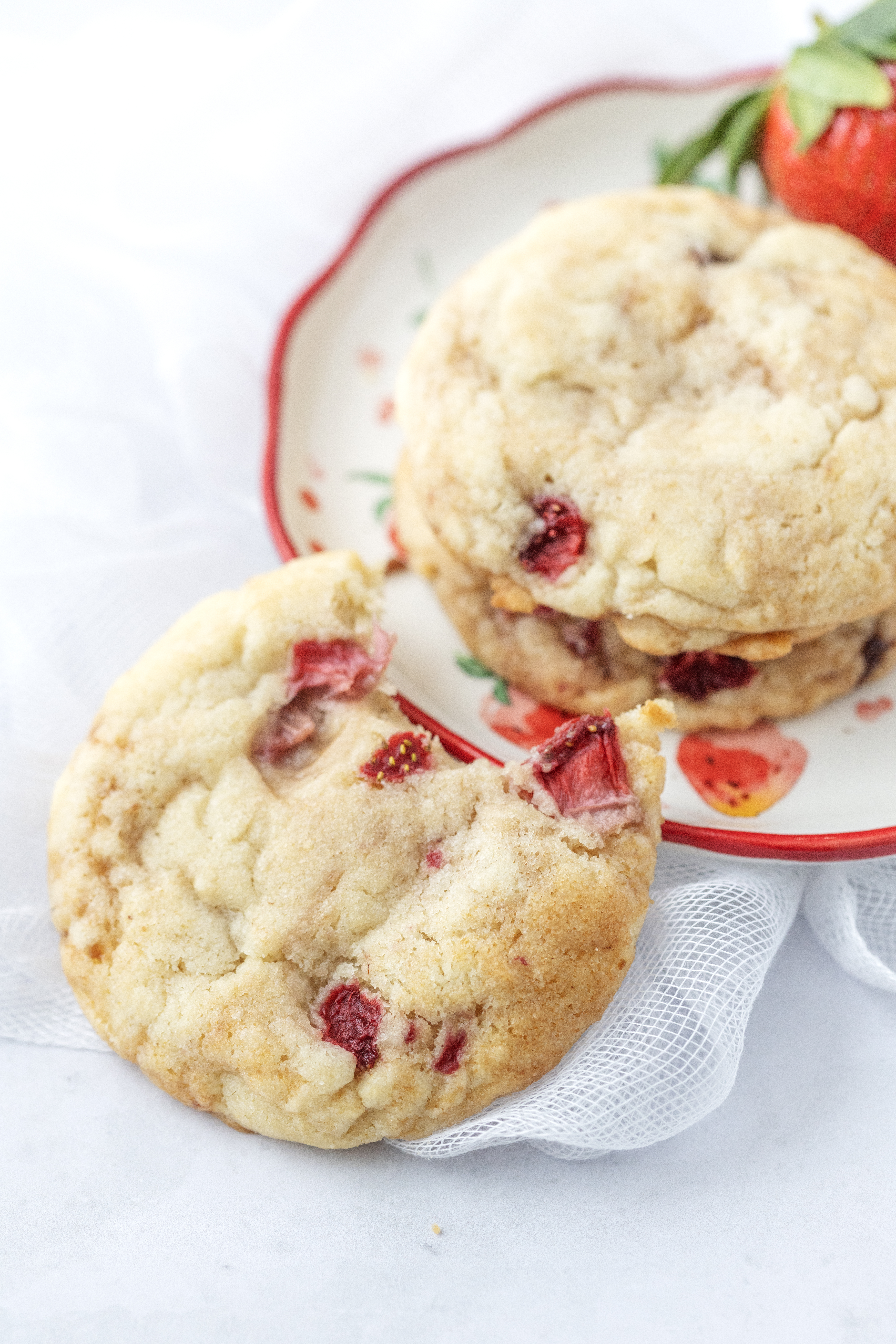 Easy Strawberry Cheesecake Cookies