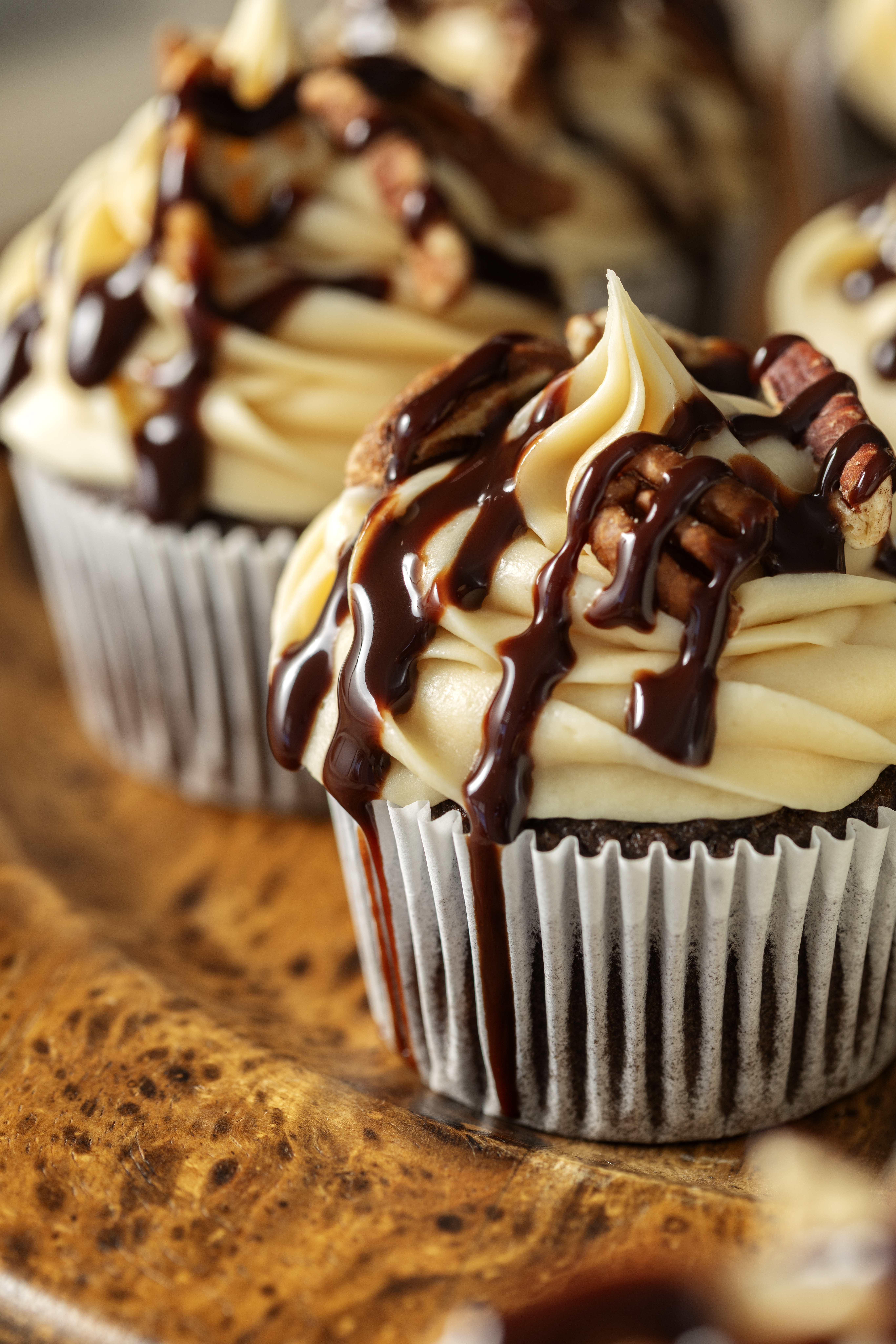 Easy Chocolate Turtle Cupcakes