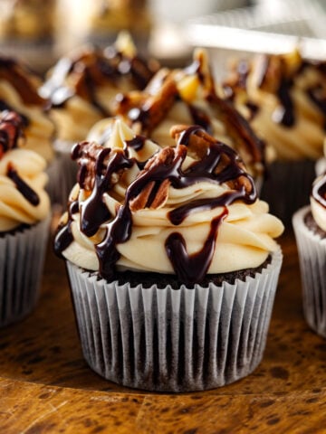 Easy Chocolate Turtle Cupcakes